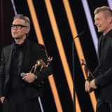 Damit war der Sänger aber noch nicht fertig: Anschließend wurde der Preisträger selbst zum Laudator und verlieh die Trophäe an Fußball-Weltmeister Toni Kroos, der in der Kategorie "Sport" ausgezeichnet wurde