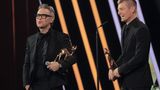 Damit war der Sänger aber noch nicht fertig: Anschließend wurde der Preisträger selbst zum Laudator und verlieh die Trophäe an Fußball-Weltmeister Toni Kroos, der in der Kategorie "Sport" ausgezeichnet wurde