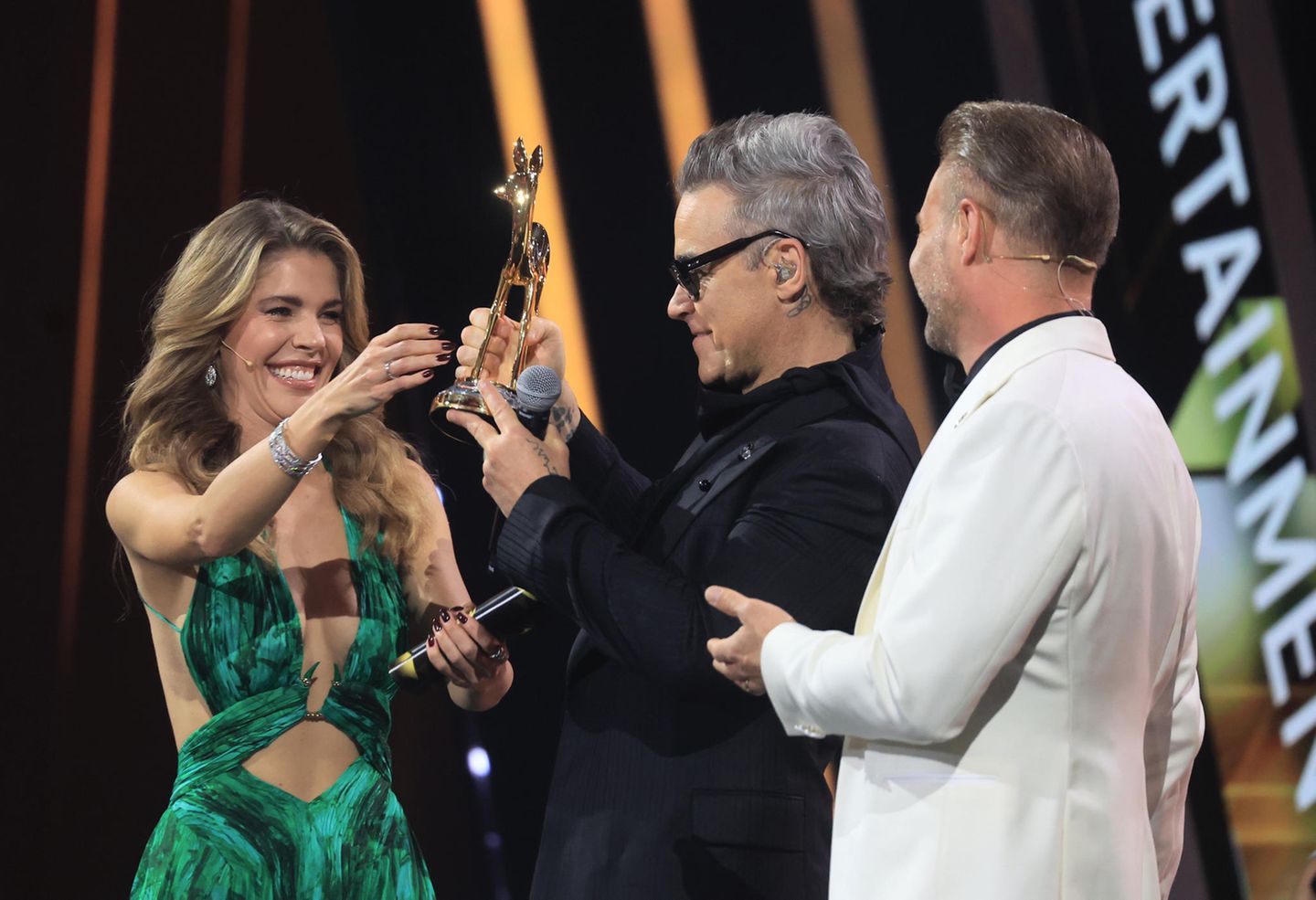 Preisverleihung: Das erste Highlight des Abends: Robbie Williams sang zunächst einen Song aus seinem Film "Better Man". Anschließend nahm er aus den Händen von Victoria Swarovski und Sasha den Bambi in der in der Kategorie "Entertainment" entgegen Das erste Highlight des Abends: Robbie Williams sang zunächst einen Song aus seinem Film "Better Man". Anschließend nahm er aus den Händen von Victoria Swarovski und Sasha den Bambi in der in der Kategorie "Entertainment" entgegen