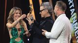 Das erste Highlight des Abends: Robbie Williams sang zunächst einen Song aus seinem Film "Better Man". Anschließend nahm er aus den Händen von Victoria Swarovski und Sasha den Bambi in der in der Kategorie "Entertainment" entgegen