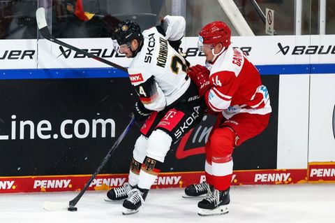 Deutschland und Dänemark lieferten sich ein torreiches erstes Spiel beim Deutschland Cup. Foto: Daniel Löb/dpa