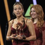 Vor fünf Jahren wurde sie als "Shootingstar" ausgezeichnet, an diesem Abend nahm Shirin David die Trophäe in der Kategorie "Musik National" entgegen. Laudatorin war Palina Rojinski (r.)