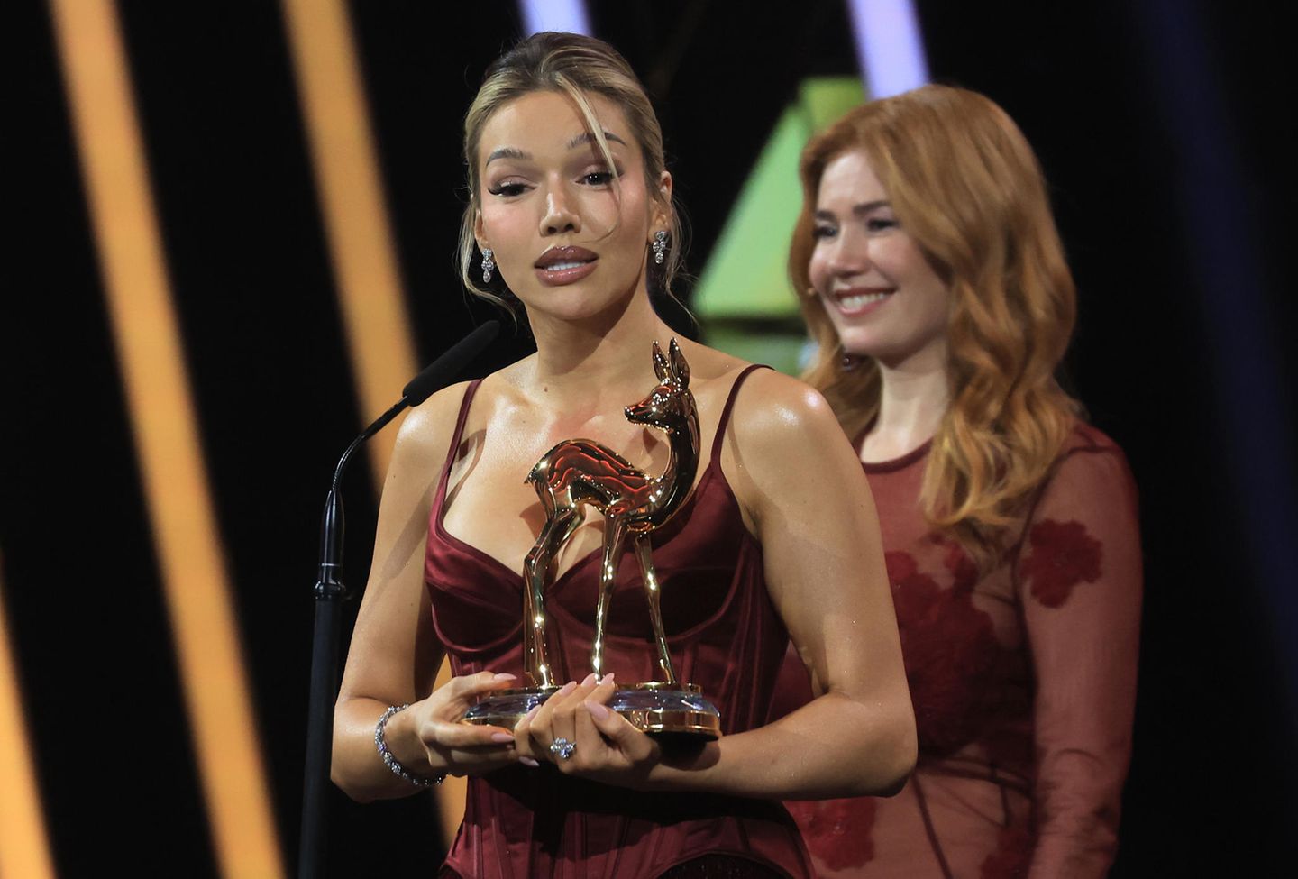 Vor fünf Jahren wurde sie als "Shootingstar" ausgezeichnet, an diesem Abend nahm Shirin David die Trophäe in der Kategorie "Musik National" entgegen. Laudatorin war Palina Rojinski (r.)