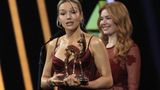 Vor fünf Jahren wurde sie als "Shootingstar" ausgezeichnet, an diesem Abend nahm Shirin David die Trophäe in der Kategorie "Musik National" entgegen. Laudatorin war Palina Rojinski (r.)