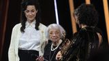 Der emotionale Höhepunkt des Abends: Die Holocaust-Überlebende Margot Friedländer bekam den Bambi in der Kategorie Mut überreicht. Die 103-Jährige wurde mit stehenden Ovationen geehrt, als sie die Bühne betrat. Ihre wichtigste Botschaft: "Seid Menschen!"
