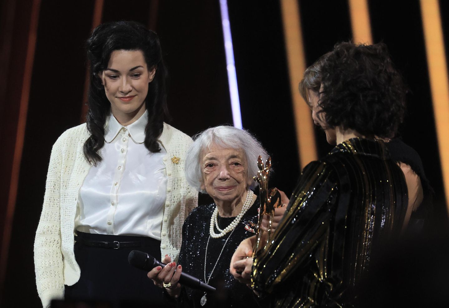 Der emotionale Höhepunkt des Abends: Die Holocaust-Überlebende Margot Friedländer bekam den Bambi in der Kategorie Mut überreicht. Die 103-Jährige wurde mit stehenden Ovationen geehrt, als sie die Bühne betrat. Ihre wichtigste Botschaft: "Seid Menschen!"