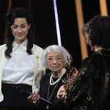 Der emotionale Höhepunkt des Abends: Die Holocaust-Überlebende Margot Friedländer bekam den Bambi in der Kategorie Mut überreicht. Die 103-Jährige wurde mit stehenden Ovationen geehrt, als sie die Bühne betrat. Ihre wichtigste Botschaft: "Seid Menschen!"