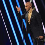 Tedros "Teddy" Teclebrhan freut sich über seinen Bambi, den er in der Rubrik "Comedy" verliehen bekam