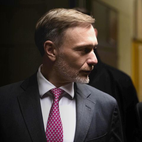 Christian Lindner im Profil, der Hintergrund ist dunkel