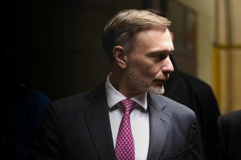 Christian Lindner im Profil, der Hintergrund ist dunkel