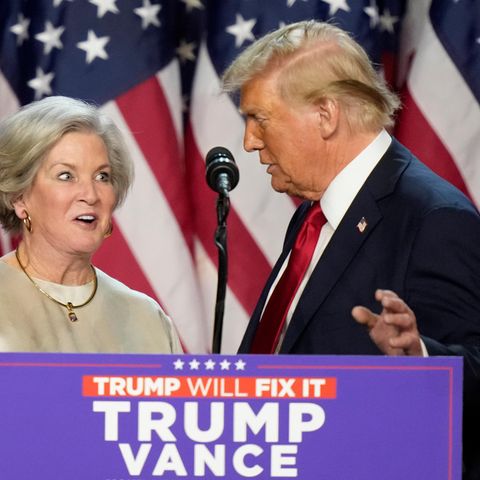 Susie Wiles und Donald Trump bei einer Wahlkampfveranstaltung