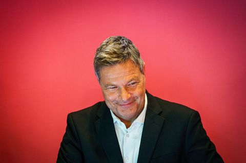Robert Habeck lächelt bei einem Pressetermin