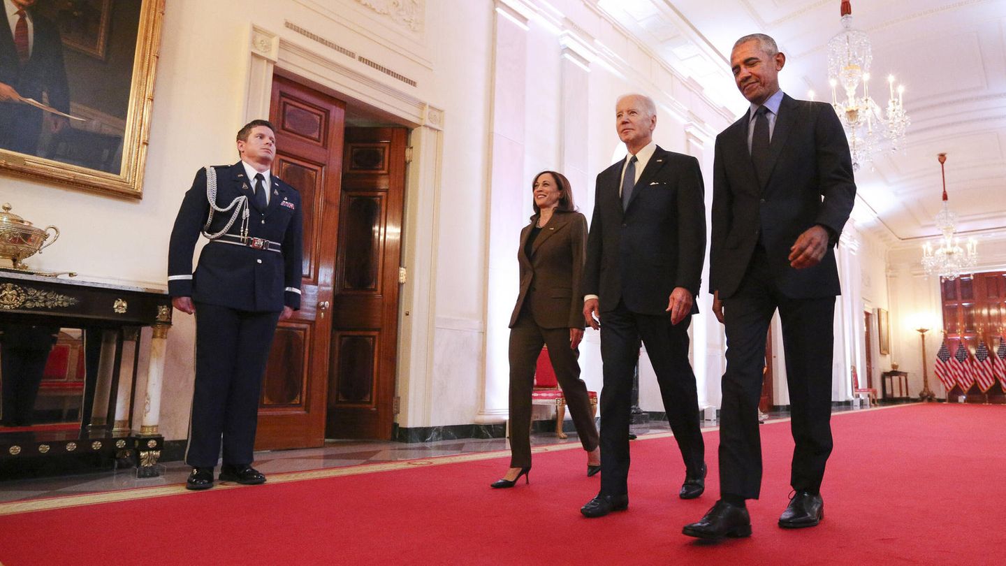 Obama und Harris gegen Biden: Der letzte gemeinsame Auftritt von Joe Biden, Kamala Harris und Barack Obama liegt zweieinhalb Jahre zurück. Damals unterzeichnete Biden eine Ausweitung von Obamas Gesundheitsreform. Der letzte gemeinsame Auftritt von Joe Biden, Kamala Harris und Barack Obama liegt zweieinhalb Jahre zurück. Damals unterzeichnete Biden eine Ausweitung von Obamas Gesundheitsreform.