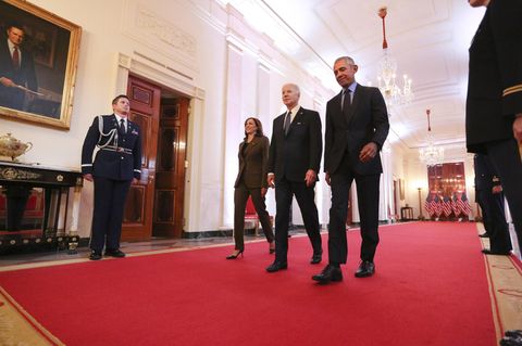 Der letzte gemeinsame Auftritt von Joe Biden, Kamala Harris und Barack Obama liegt zweieinhalb Jahre zurück. Damals unterzeichnete Biden eine Ausweitung von Obamas Gesundheitsreform.