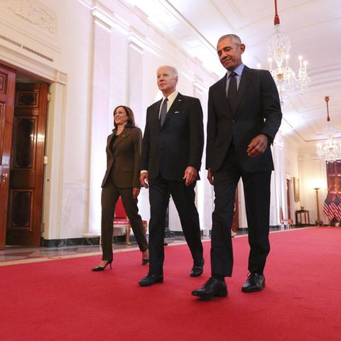 Der letzte gemeinsame Auftritt von Joe Biden, Kamala Harris und Barack Obama liegt zweieinhalb Jahre zurück. Damals unterzeichnete Biden eine Ausweitung von Obamas Gesundheitsreform.