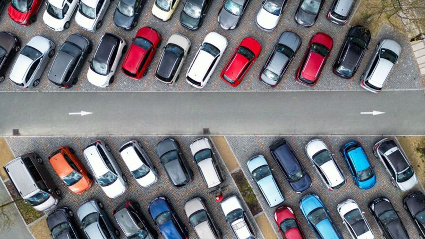 Extra-Parkgebühren für SUV sind in Sachsens Städten vorerst nicht geplant. (Archivbild) Foto: Jan Woitas/dpa