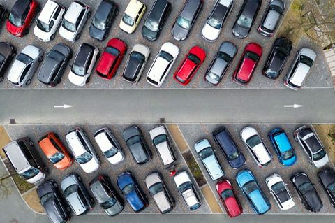 Extra-Parkgebühren für SUV sind in Sachsens Städten vorerst nicht geplant. (Archivbild) Foto: Jan Woitas/dpa