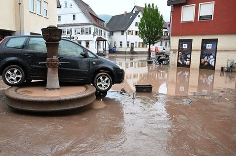 Das Hochwasser im Juni dieses Jahres hat in Ruderberg (Baden-Württemberg) ein Auto weggespült. (Archivbild) Foto: Bernd Weißbrod