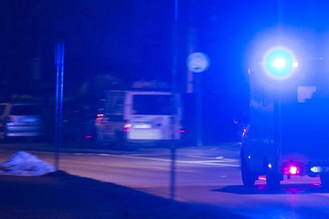 Der verletzte Mann wurde in ein Krankenhaus gebracht. (Symbolbild) Foto: Patrick Seeger/dpa