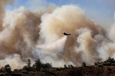 Löscharbeiten am Mountain Feuer nördlich von Los Angeles