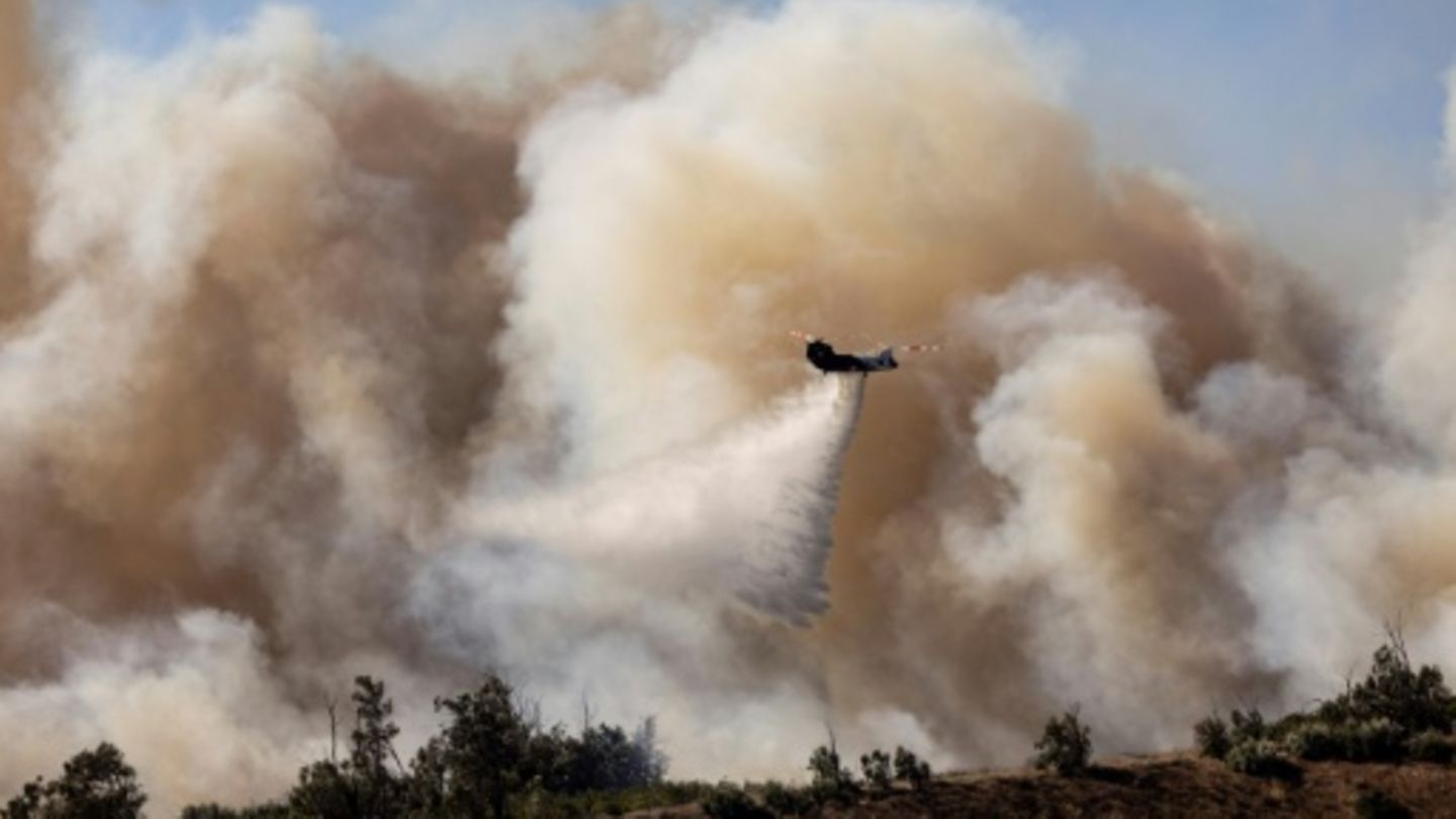 Löscharbeiten am Mountain Feuer nördlich von Los Angeles