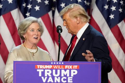 Kurz nach der erneuten Wahl Trumps verkündet dieser seine erste Personalie. Das erste mal wird mit Susie Wiles eine Frau den Posten der Staabschefin des weißen Hauses übernehmen.