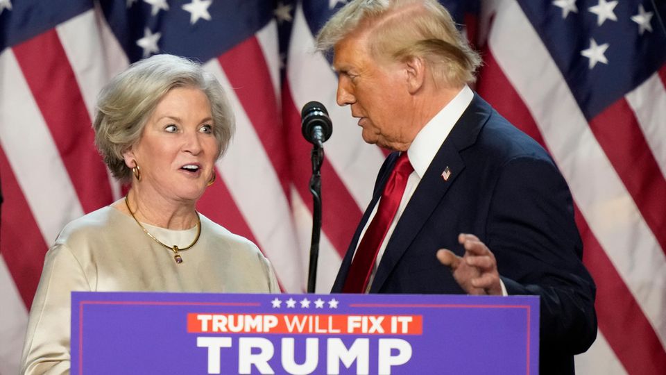 Kurz nach der erneuten Wahl Trumps verkündet dieser seine erste Personalie. Das erste mal wird mit Susie Wiles eine Frau den Posten der Staabschefin des weißen Hauses übernehmen.
