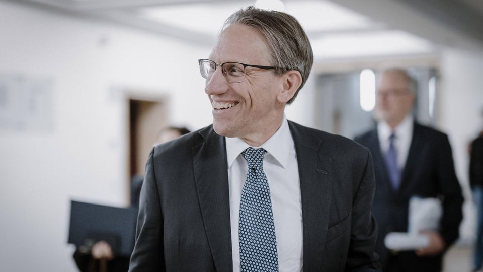 Als ehemaliger Berater an Olaf Scholz Seite wurde soeben Jörg Kukies als Nachfolger von Christian Lindner ernannt und ins Rampenlicht gerückt. Wer ist der SPD-Politiker eigentlich? 