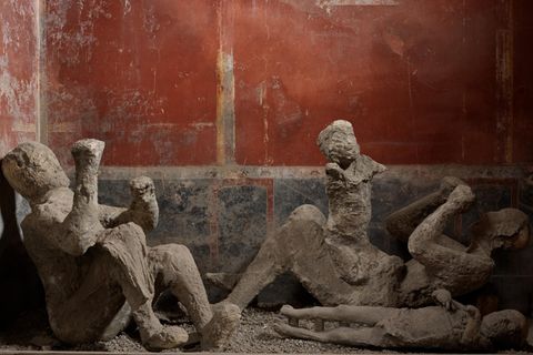 Opfer des Vulkanausbruchs von Pompeji liegen in einem Haus
