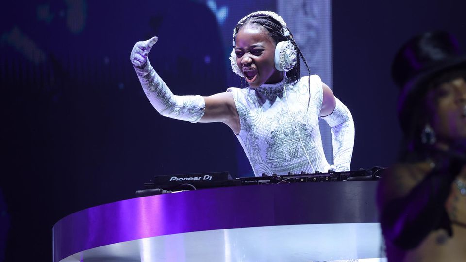 Estere Ciccone bei einer Show von Madonna, am DJ Pult