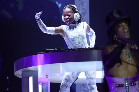 Estere Ciccone bei einer Show von Madonna, am DJ Pult
