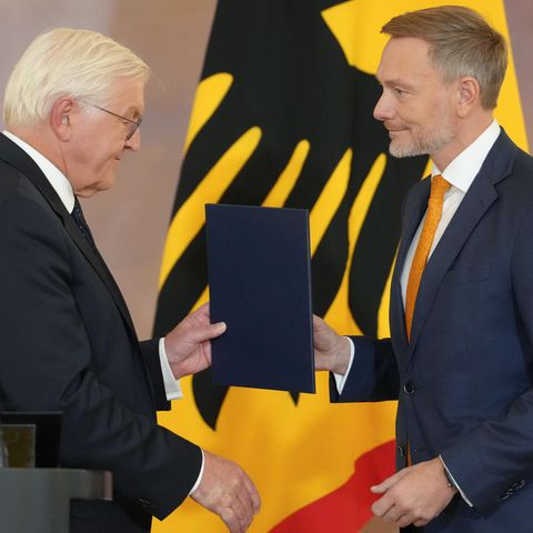 Federal President Steinmeier hands over his discharge certificate to Finance Minister Lindner