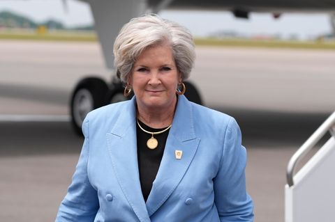 Susan Wiles lächelt am Fuße einer Flugzeug-Gangway