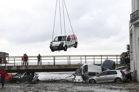 Die Autos werden in Cadaqués bereits geborgen. Foto: Glòria Sánchez/EUROPA PRESS/dpa