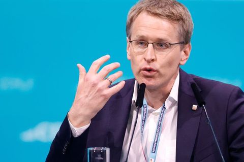 Daniel Günther übergibt den Sonder-Schulpreis an die Berufsschule für Hörakustiker und Hörakustik. (Archivbild) Foto: Carsten Ko