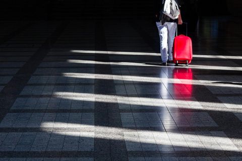 Reisen mit Handgepäck: Tipps und Tricks für ein optimales Reiseerlebnis (Video)