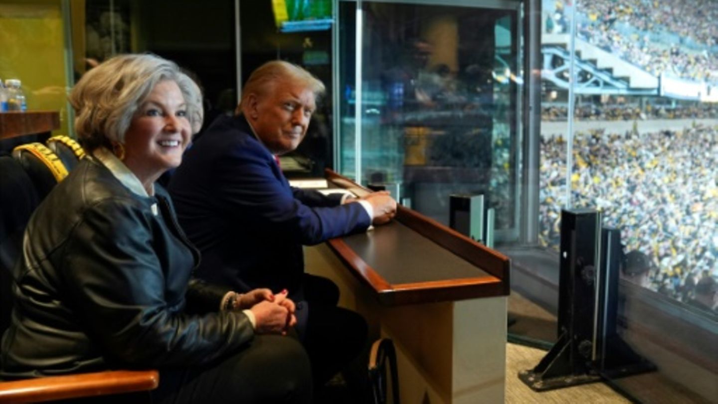 Susie Wiles mit Trump bei einem Football-Spiel
