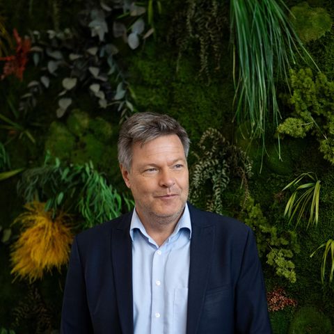 Robert Habeck vor grünen Sträuchern