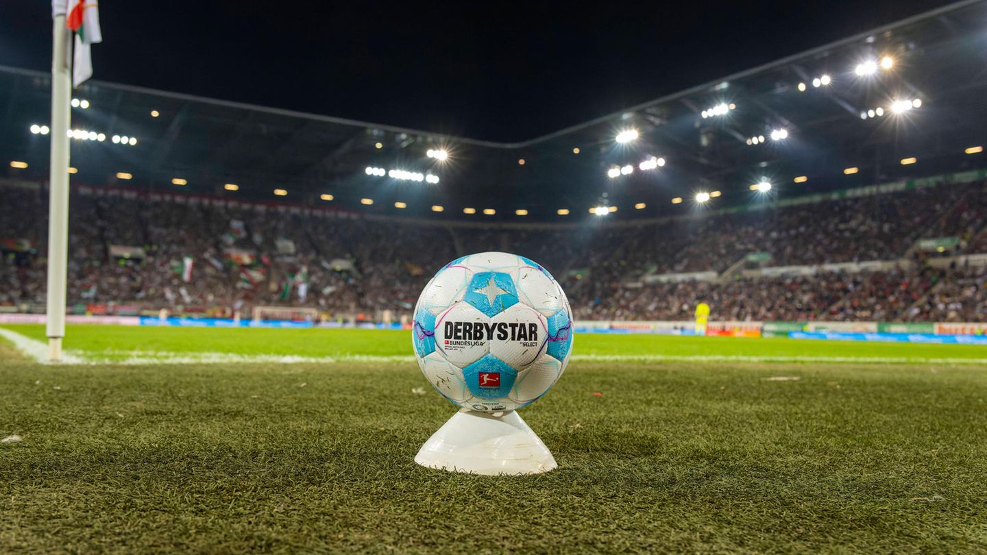 Ein Fußball auf einem Hütchen