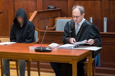 Mord-Prozess: Der Angeklagte (l) sitzt neben seinem Verteidiger Hilmar Lampert.