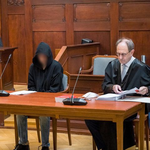 Mord-Prozess: Der Angeklagte (l) sitzt neben seinem Verteidiger Hilmar Lampert.
