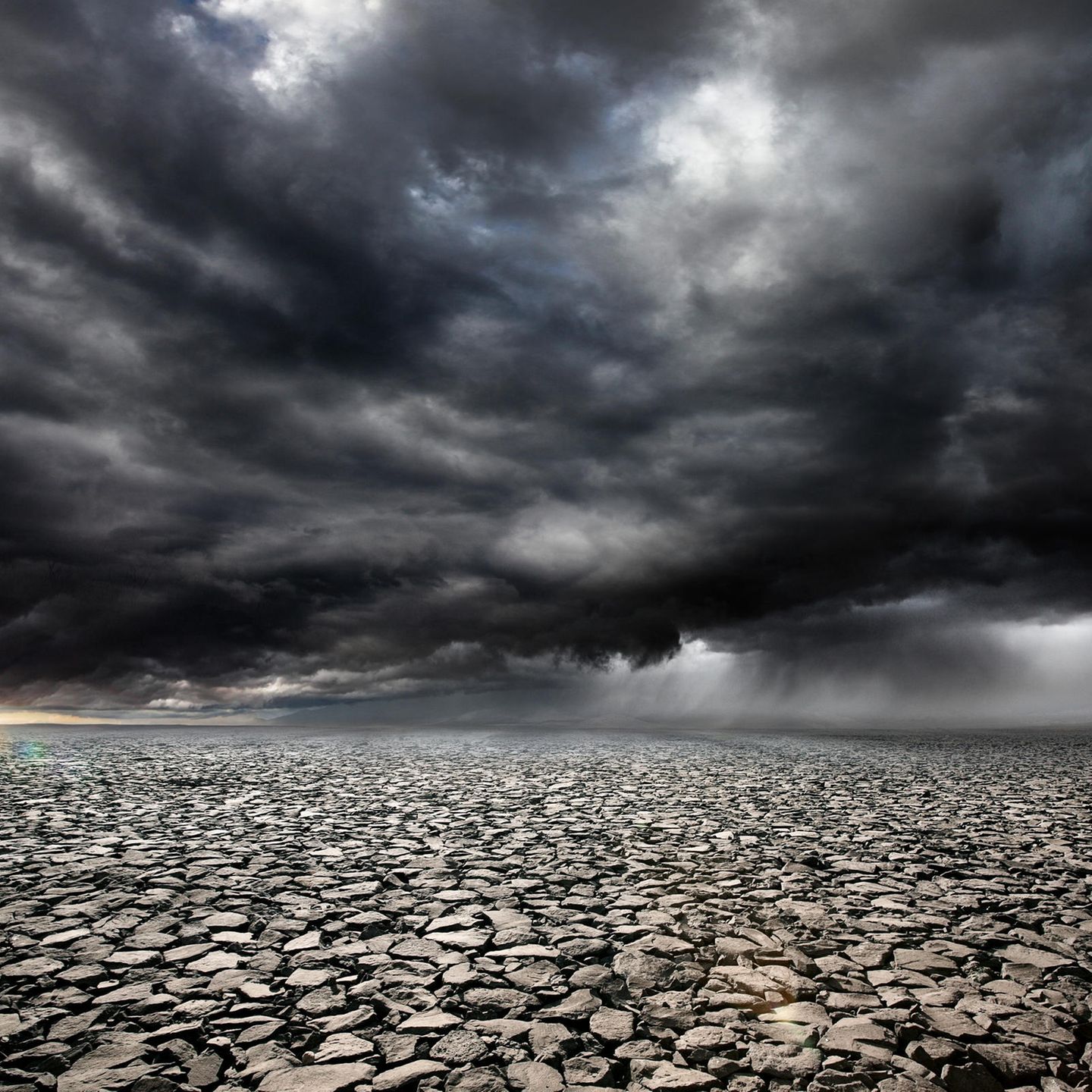 Dunkle Wolken über einer Ebene