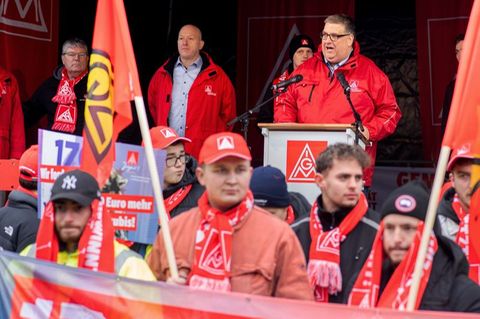 Die seit fast zwei Wochen laufenden Warnstreiks in der Metall- und Elektroindustrie gehen kommende Woche weiter. Foto: Hauke-Chr