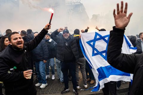 Anhänger von Maccabi Tel Aviv mit einer israelischen Flagge in Amsterdam