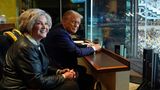 Susie Wiles sitzt neben Trump bei einem Footballmatch