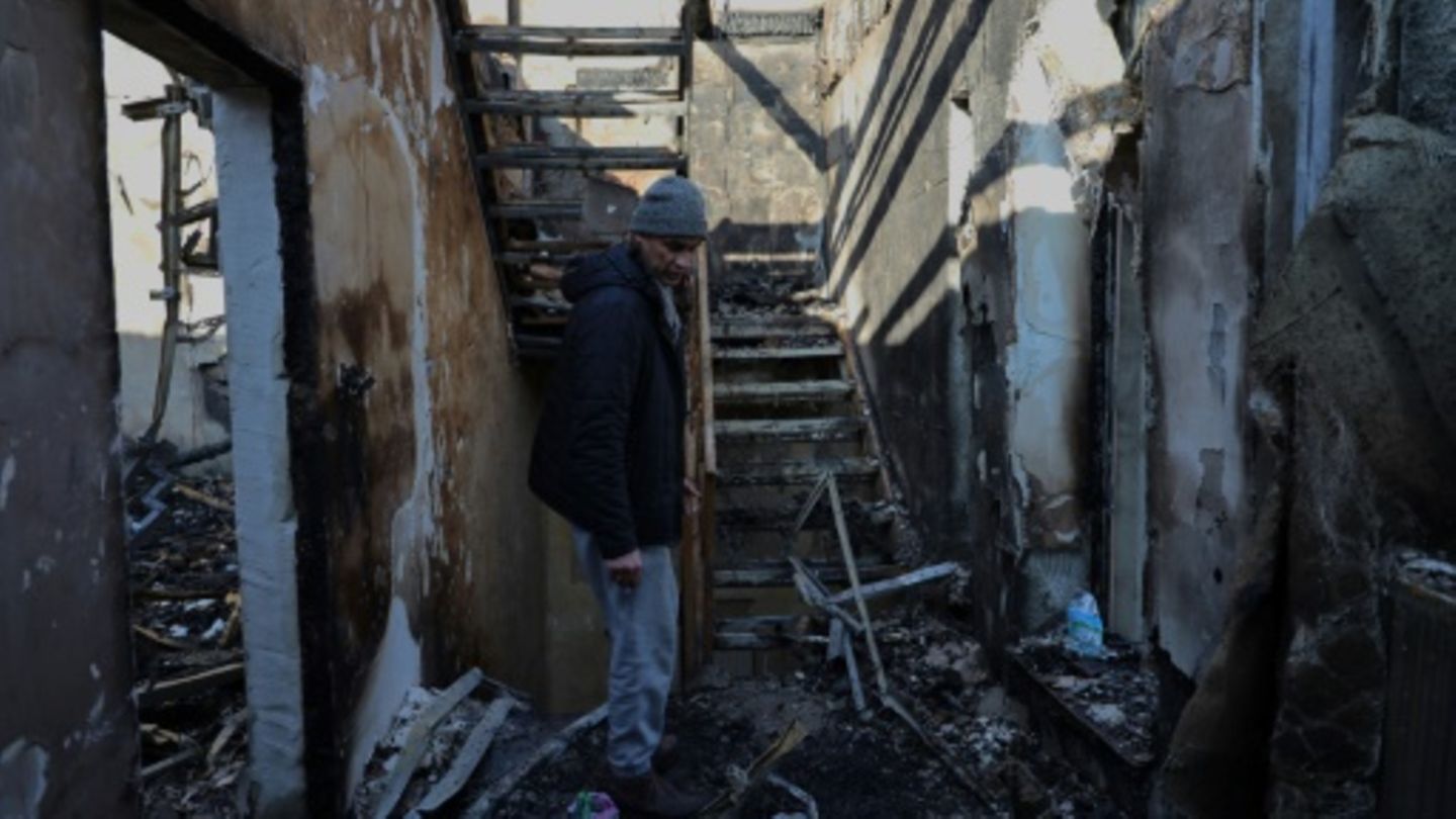 Mann in Odessa inspiziert sein nach russischem Angriff zerstörtes Haus