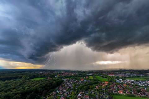 Beeinflusst Mikroplastik das Wetter? Gewitter und Regenfront über Münster