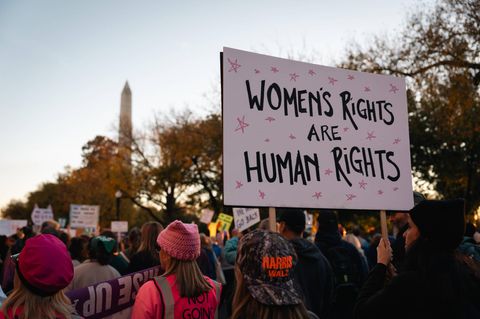 Protestmarsch von Frauen in Washington DC mit Schild:"Frauenrechte sind Menschenrechte". Das Thema trendet auf TikTok