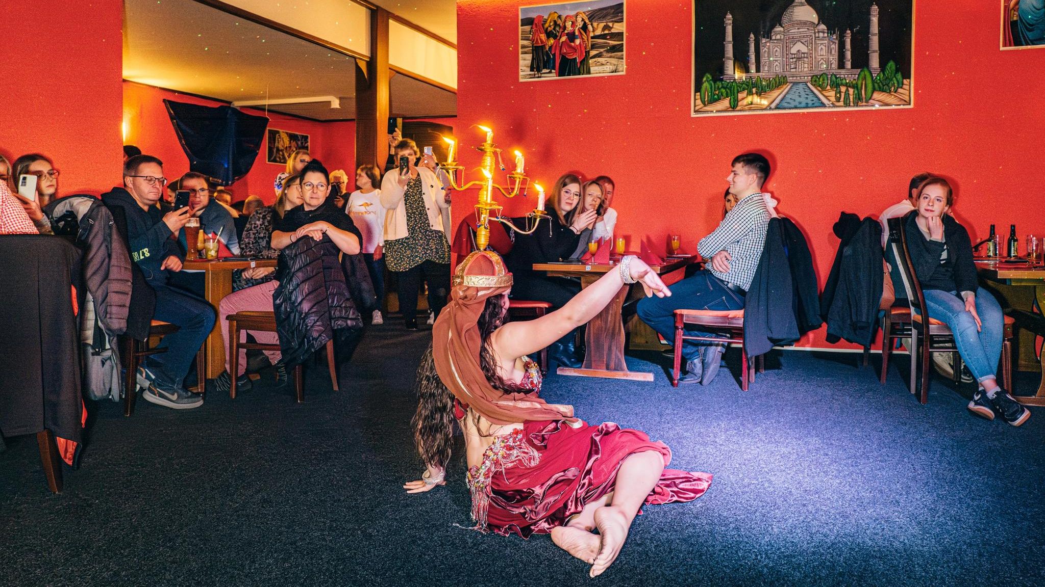 Eine Bauchtänzerin beim Tanz am Eröffnungstag im Goa PAK Restaurant in Sachsen Eine Bauchtänzerin beim Tanz am Eröffnungstag im Goa PAK Restaurant in Sachsen