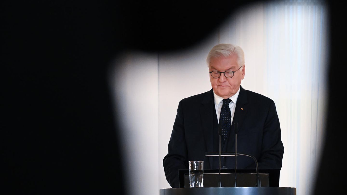 Frank-Walter Steinmeier vor einem Redepult umhüllt von einem Schwarzen Stoff